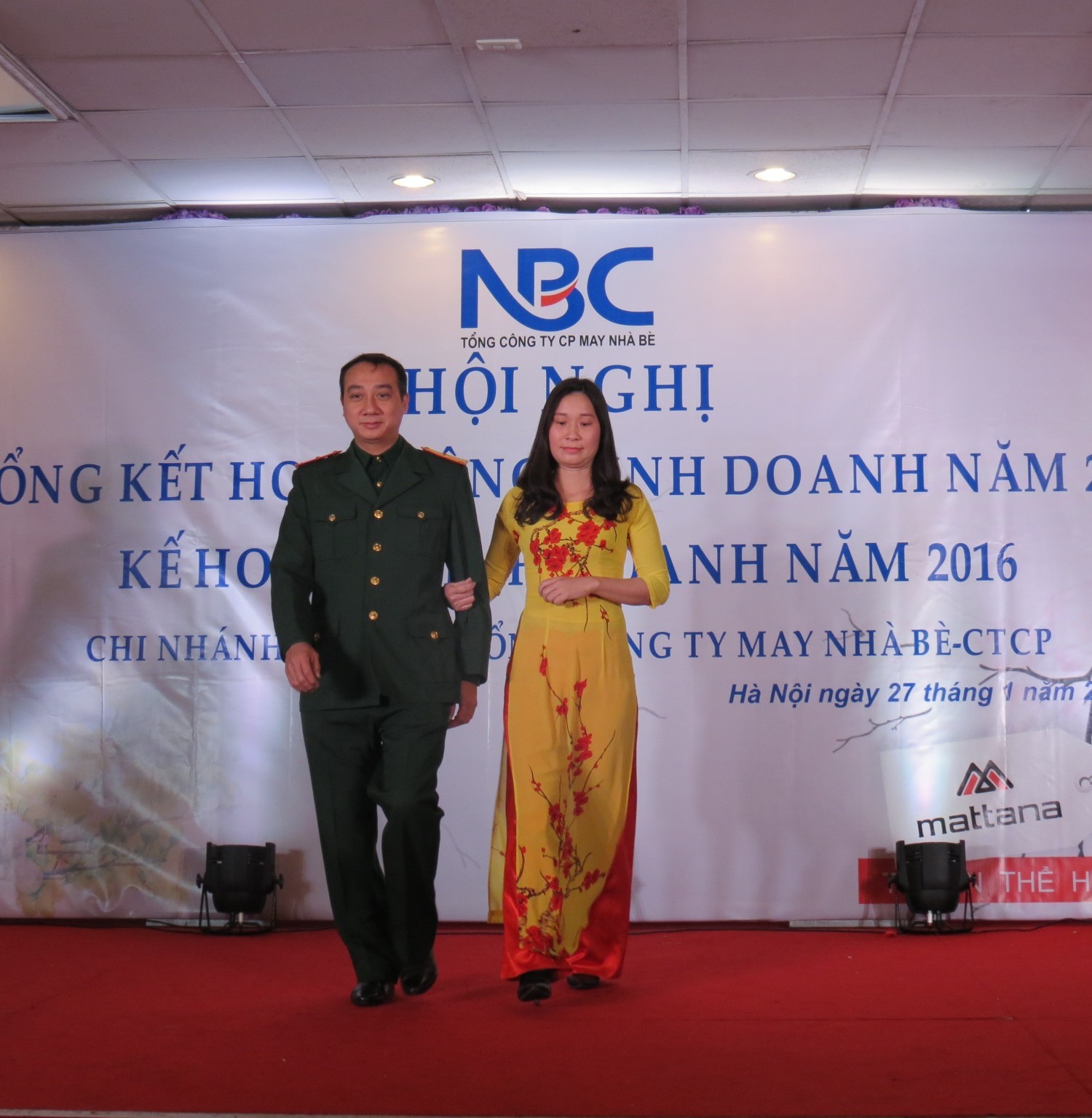 f39Bo-dong-phuc-day-quyen-uy-ket-hop-voi-ta-ao-dai-truyen-thong-thuot-tha-tao-nen-mot-net-dac-trung-rieng-cho-nganh-Tu-Phap