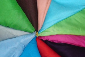 Rayon-chat-lieu-vai-mat-ruoi-cho-ngay-he