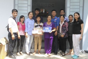 NBC-trao-cac-can-nha-tinh-thuong-cho-cac-gia-dinh-kho-khan-4