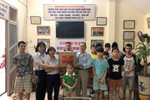 Mattana trao quà cho đại diện Trung tâm dạy nghề nhân đạo Linh Quang