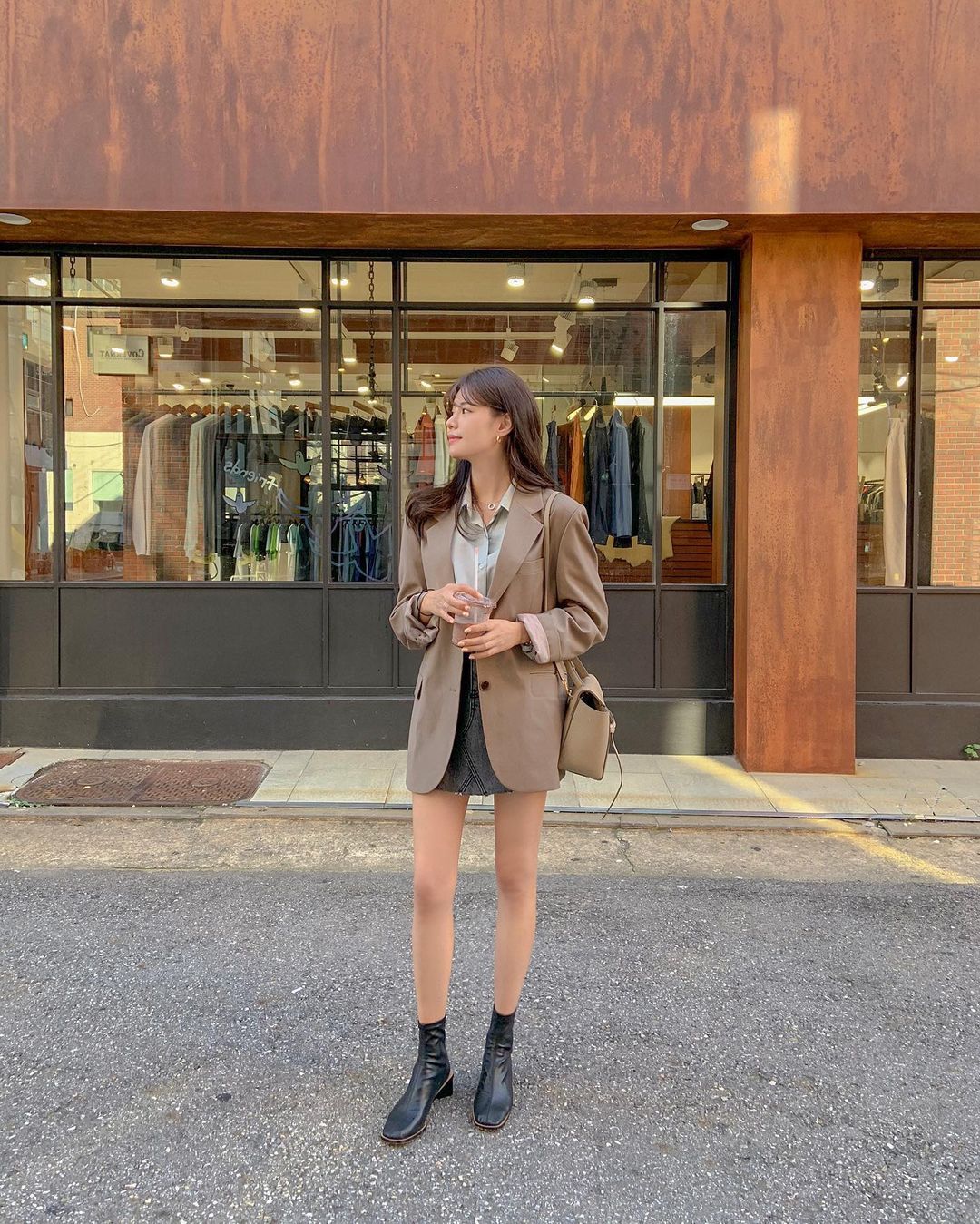 Bật Mí 20+ Cách Mix Blazer Với Váy Sành Điệu Tôn Dáng 4 Mix blazer với váy body công sở