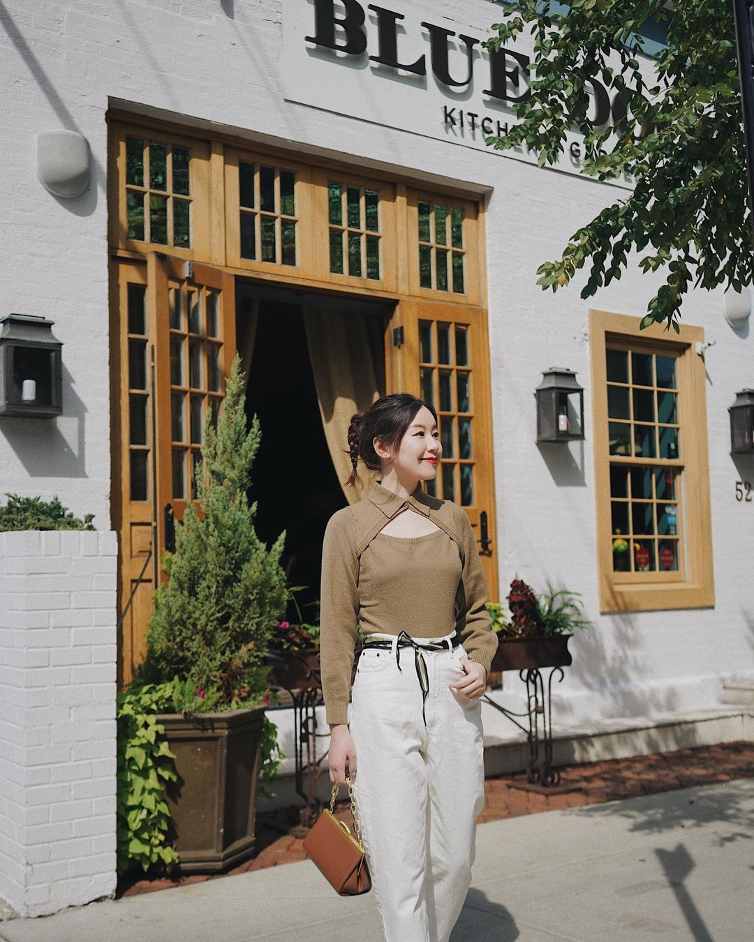 phối đồ monochrome với quần trắng