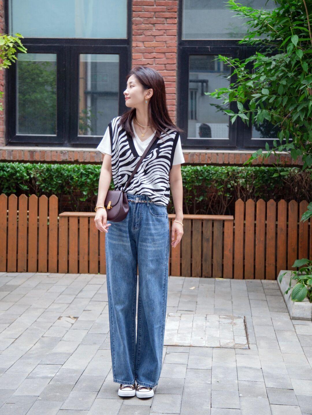 phối áo gile vest với quần jean