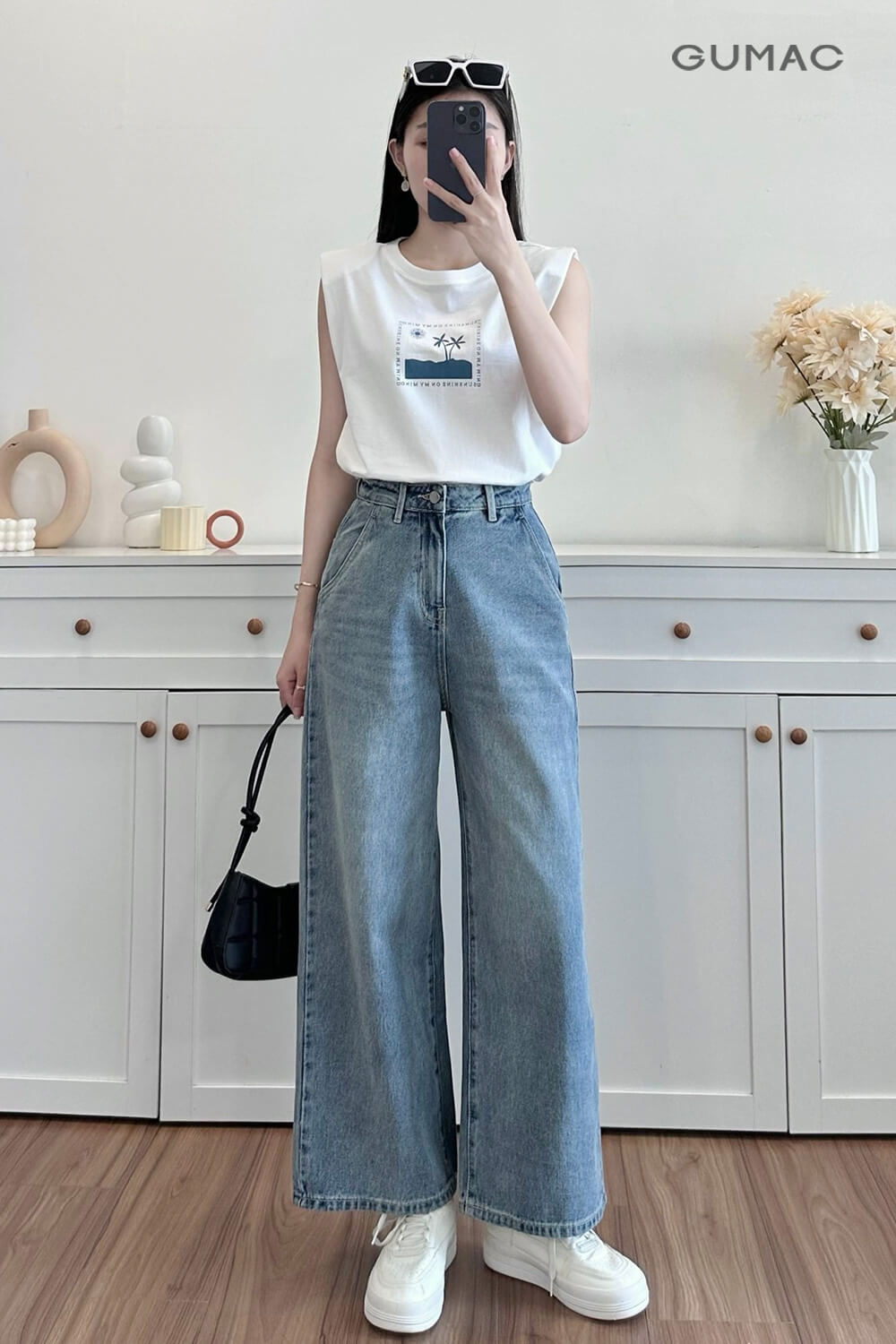 Phối đồ đi làm với quần jean ống rộng và giày cao gót