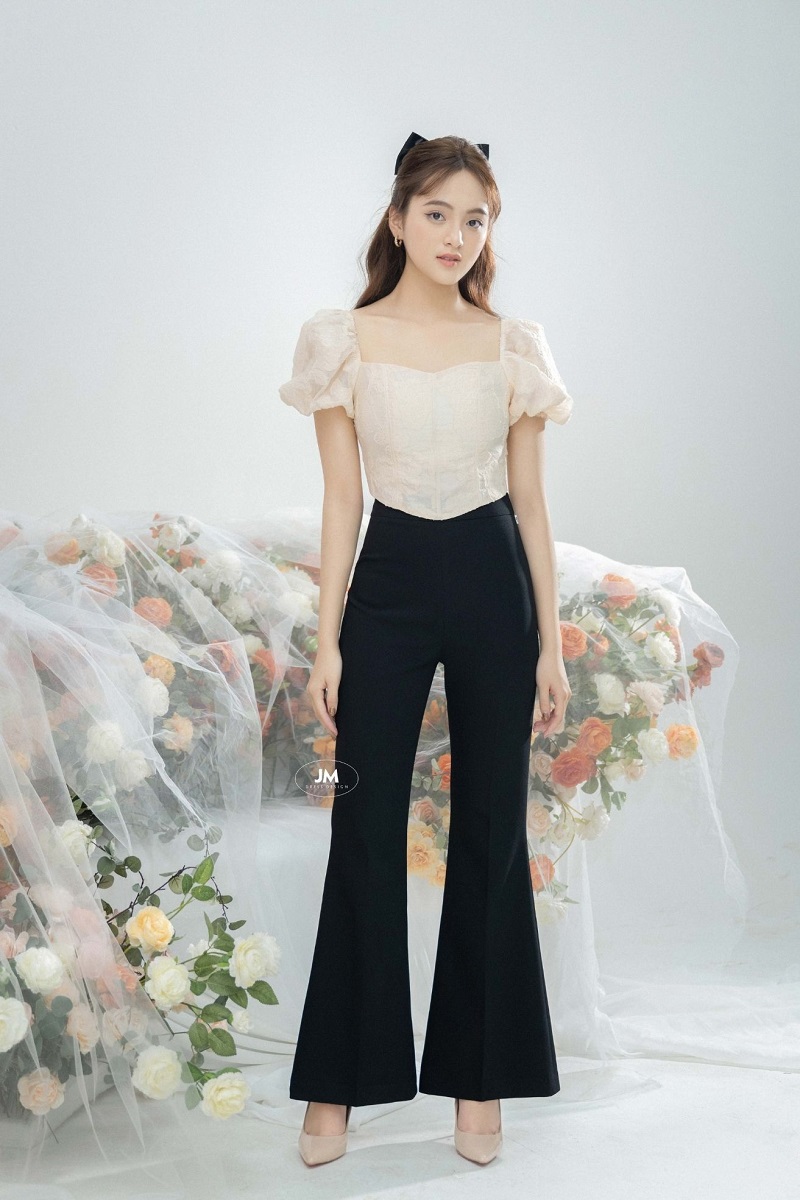 phong cách tối giản với quần ống loe