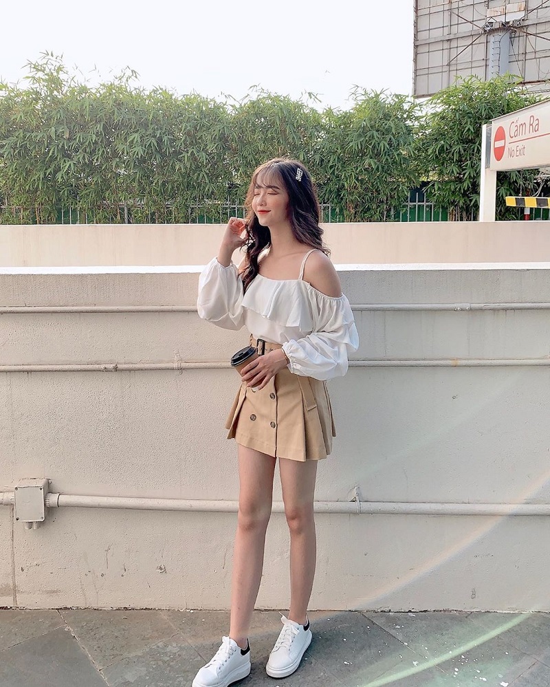 Phối đồ với chân váy xếp ly ngắn trắng