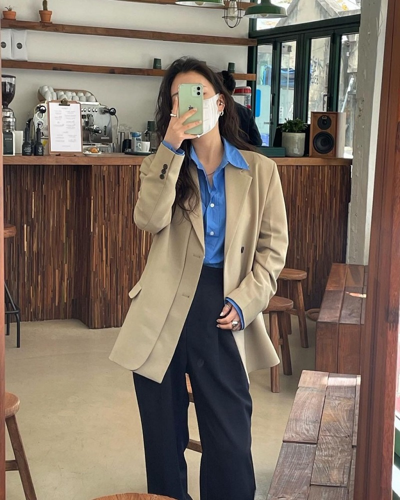 Phối đồ với áo sơ mi nữ và chân váy đen
