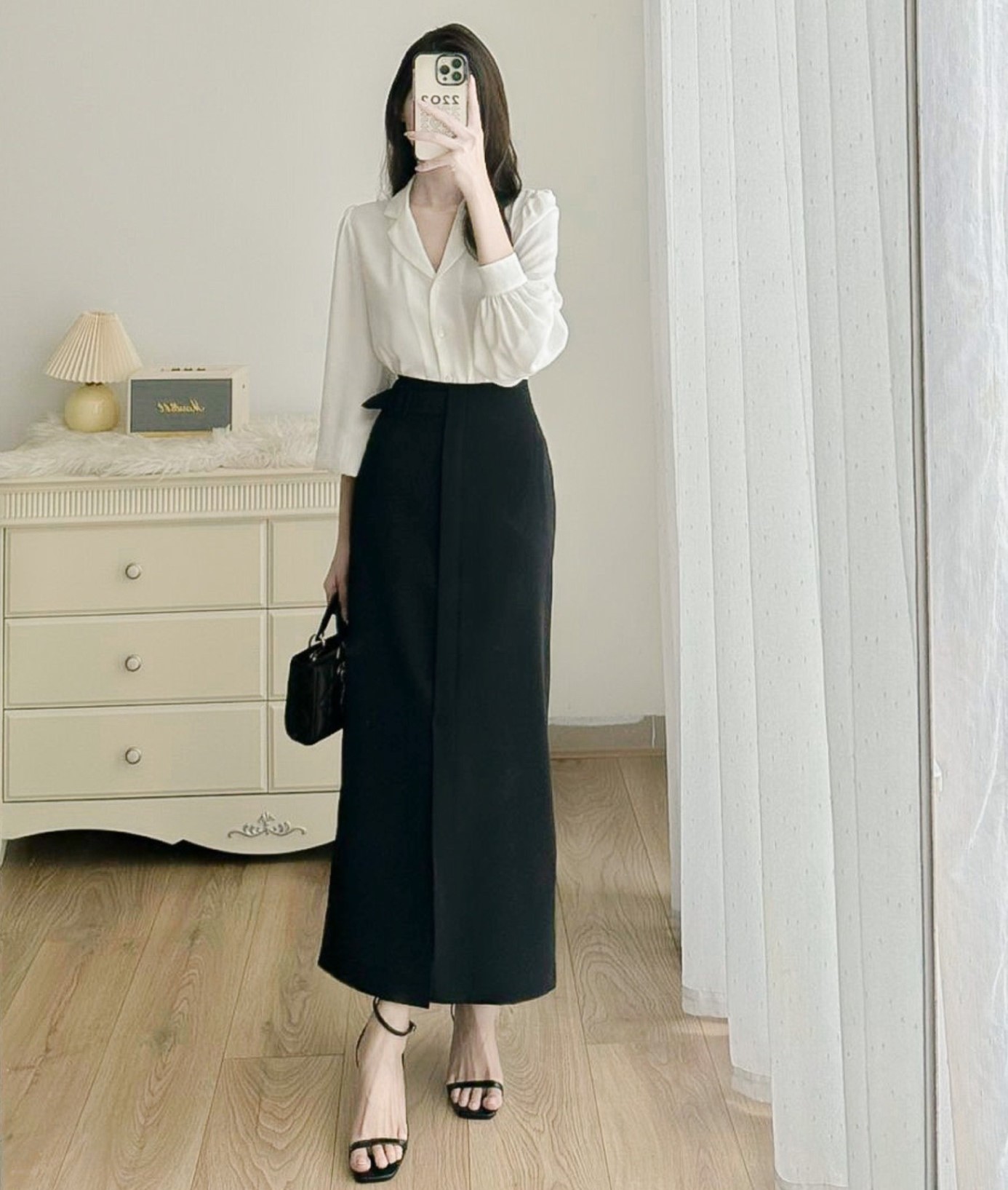 Cách phối áo sơ mi trắng với chân váy ngắn
