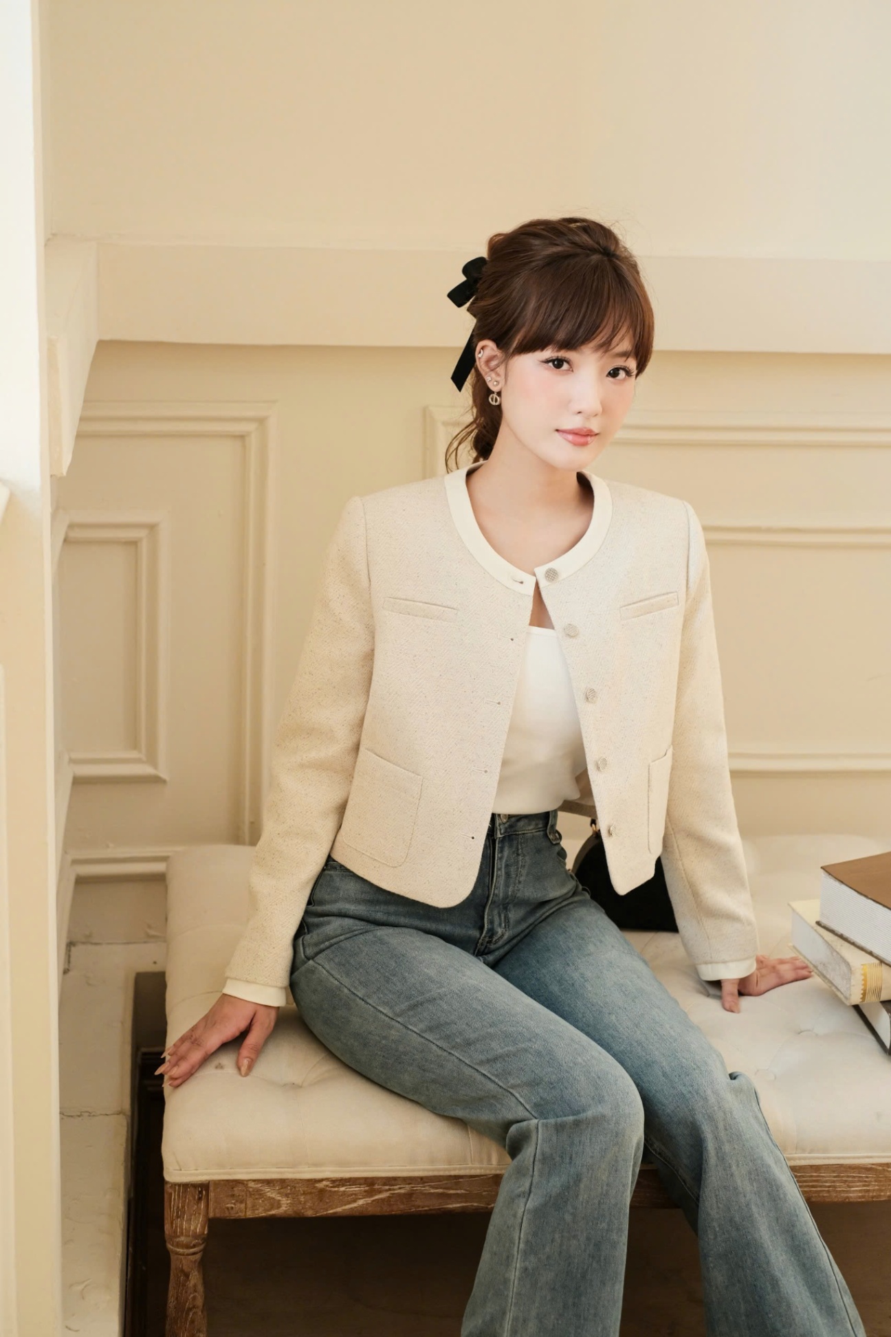 Cách phối đồ đi chơi với áo dạ tweed dáng ngắn