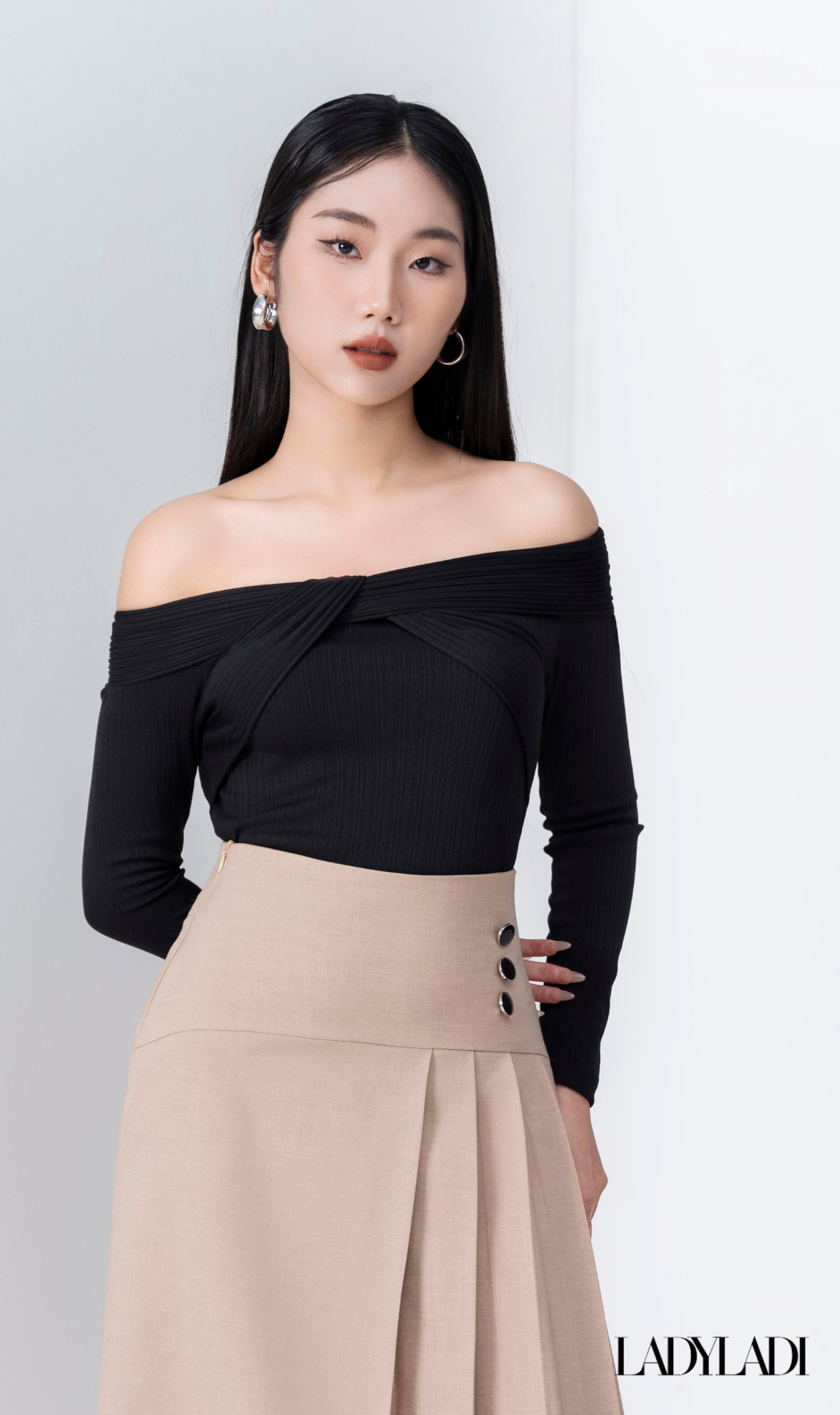 Mix đồ với áo trễ vai tay dài và quần ống rộng
