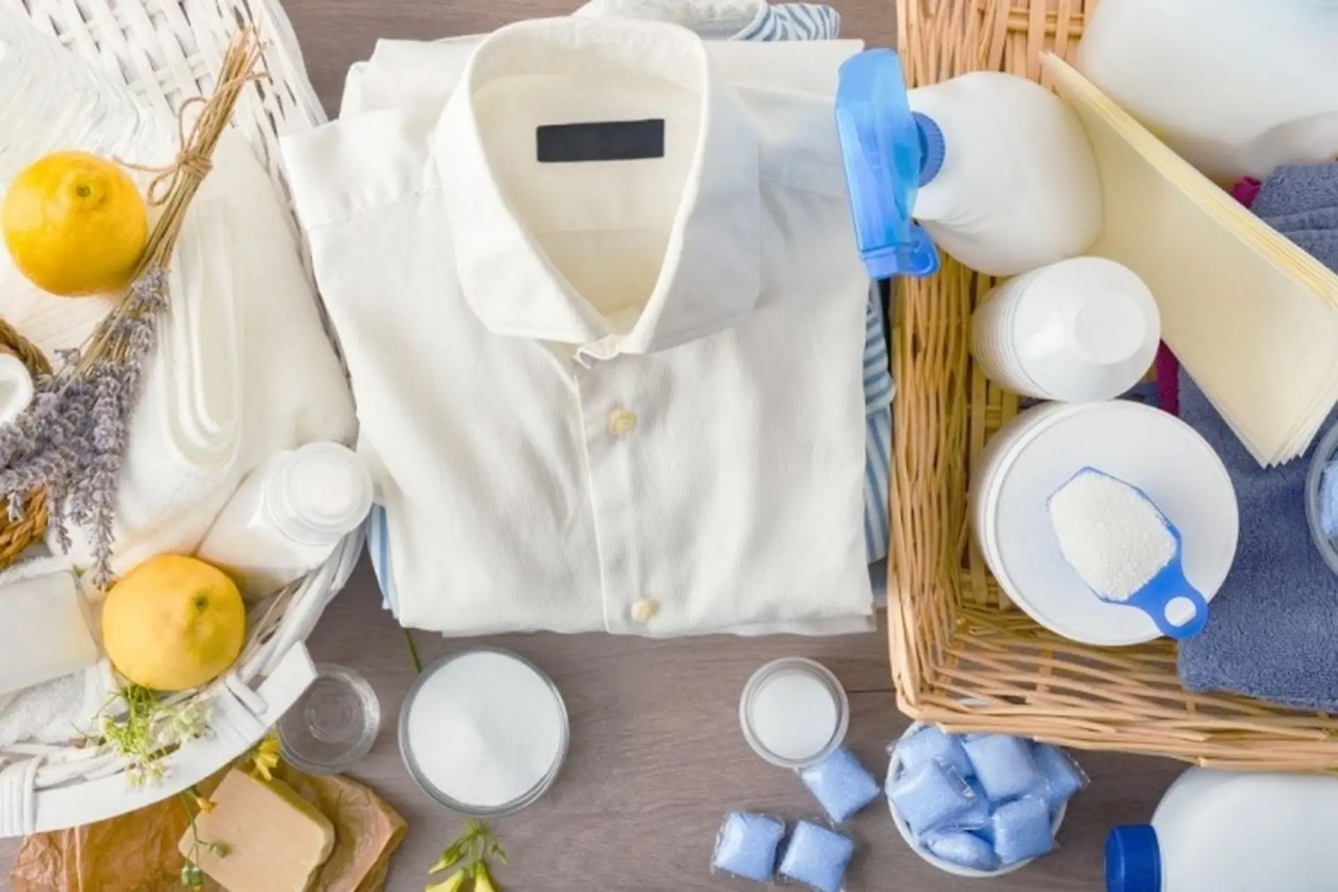 cách tẩy trắng quần áo bằng chanh và giấm