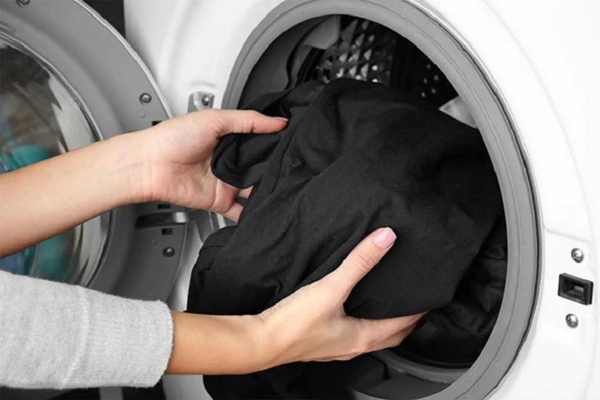 cách giặt đồ đen không ra màu bằng máy