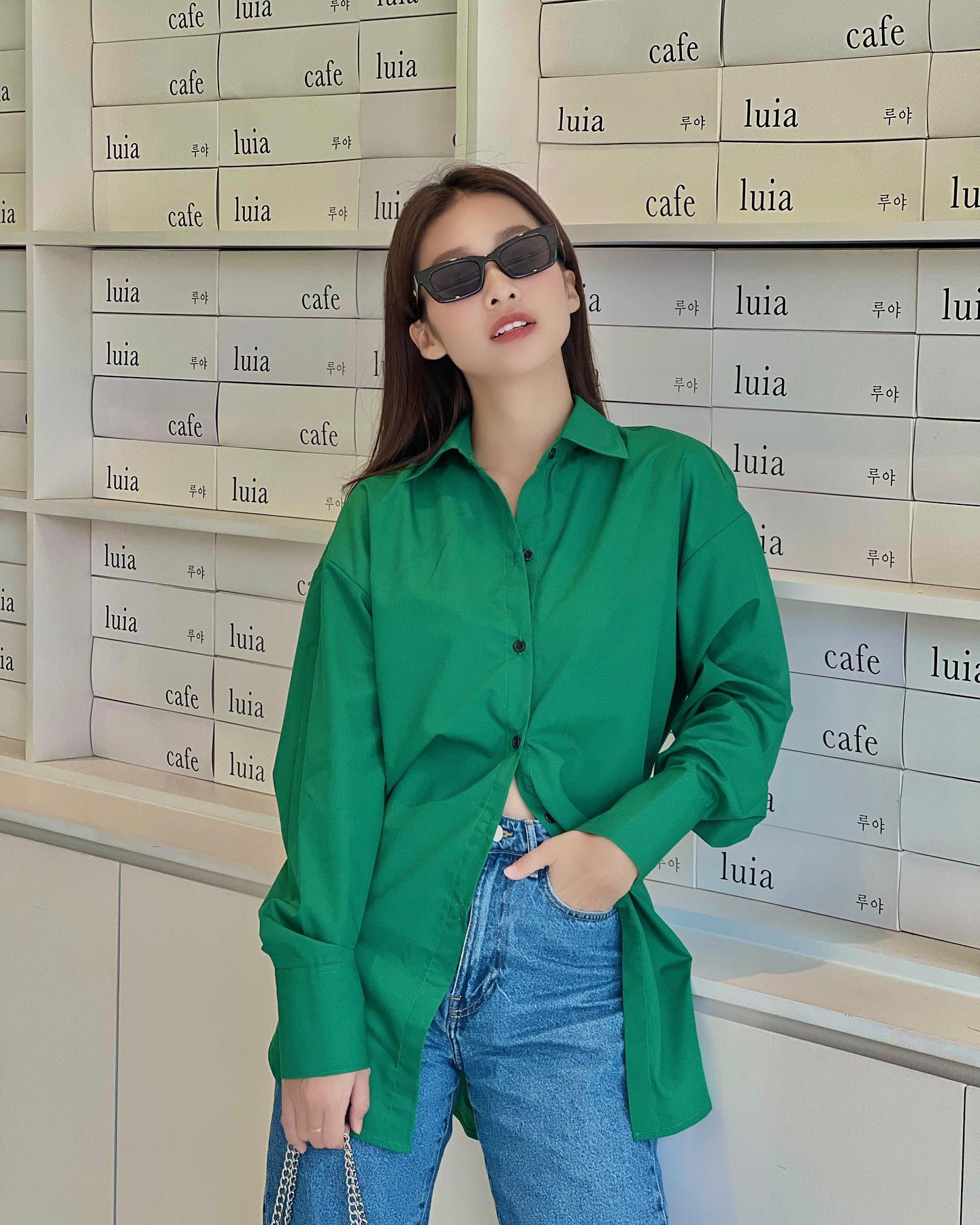 Layering cùng áo sơ mi oversize nữ