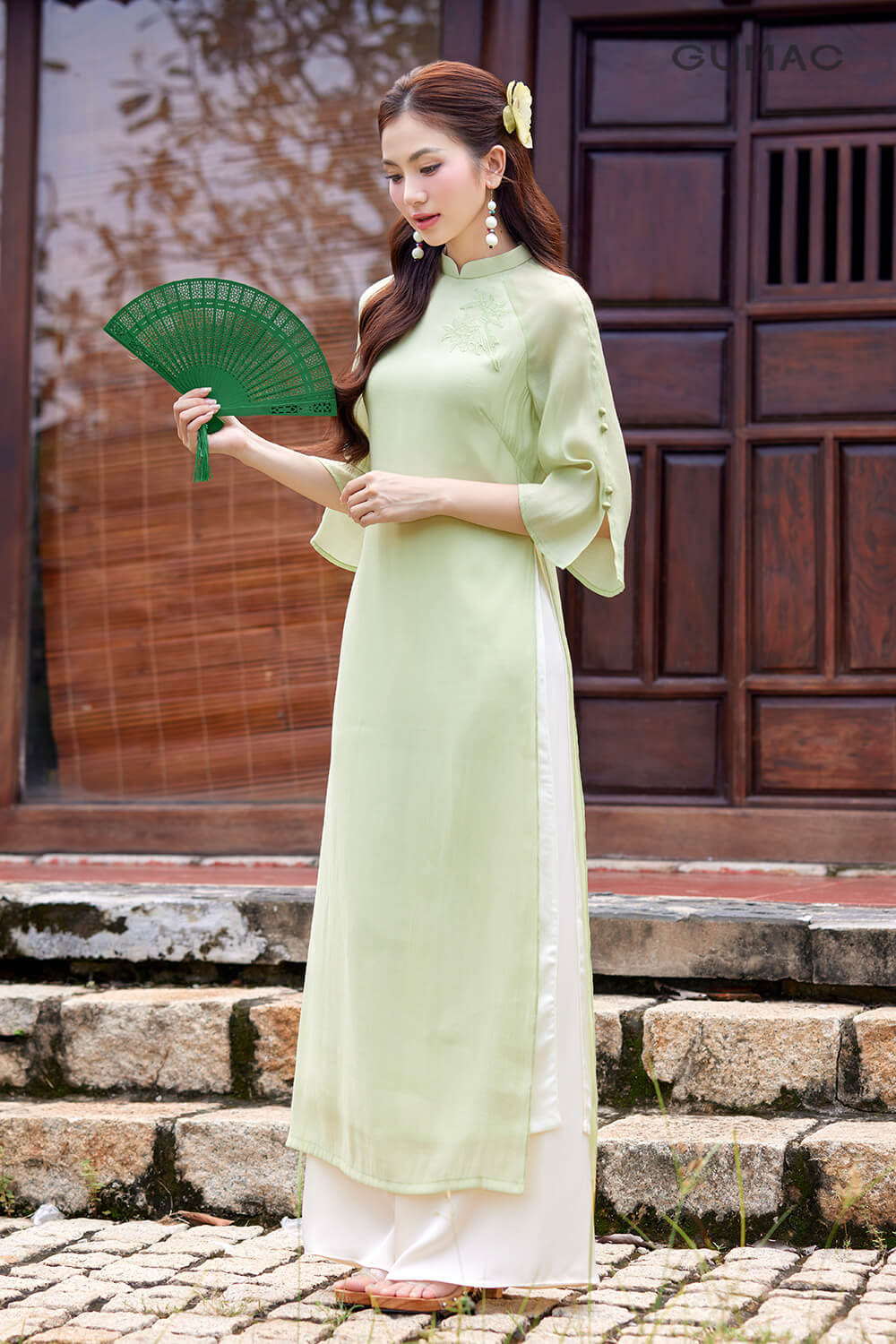 da ngăm mặc áo dài màu gì