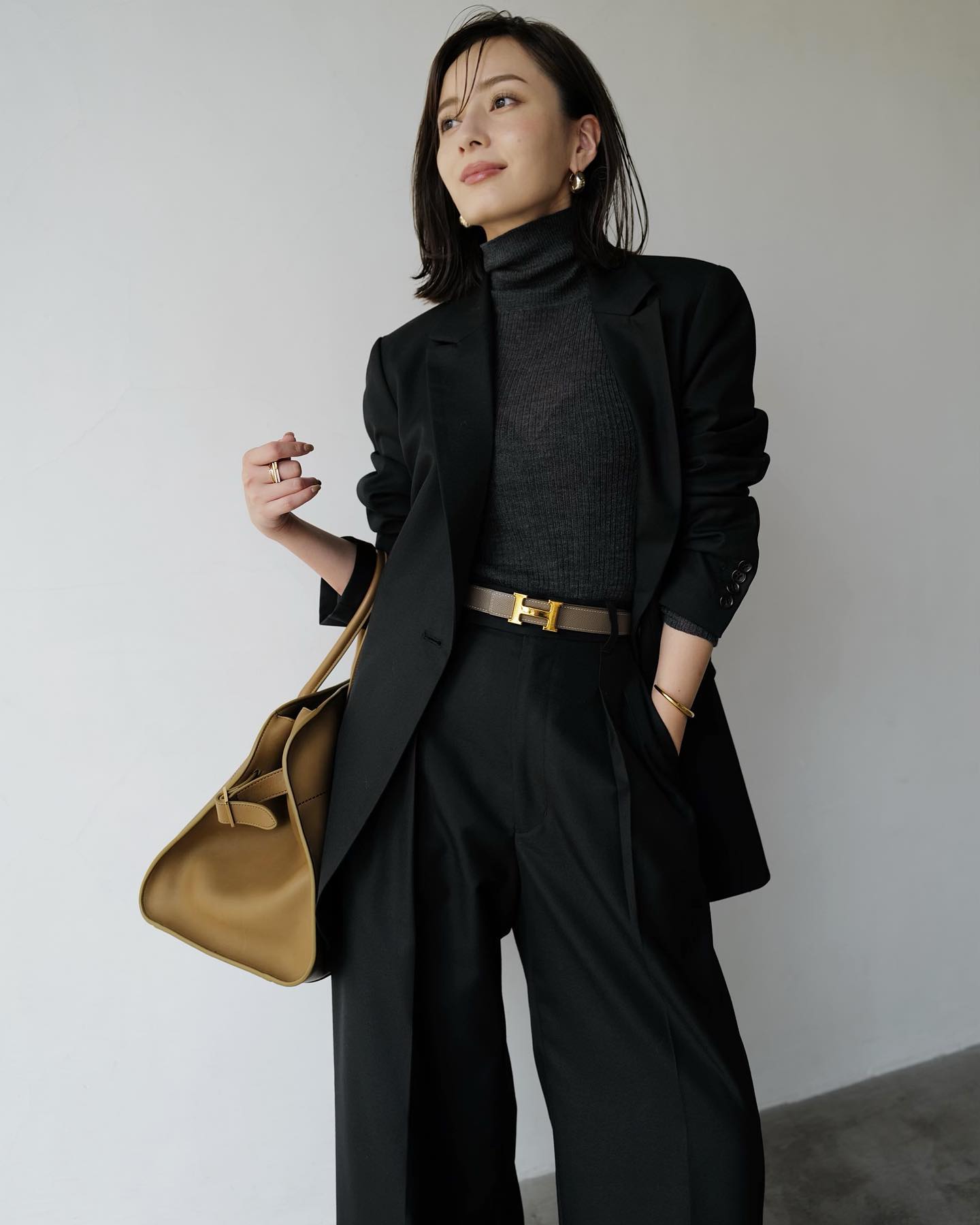 phối blazer đen với chân váy ngắn