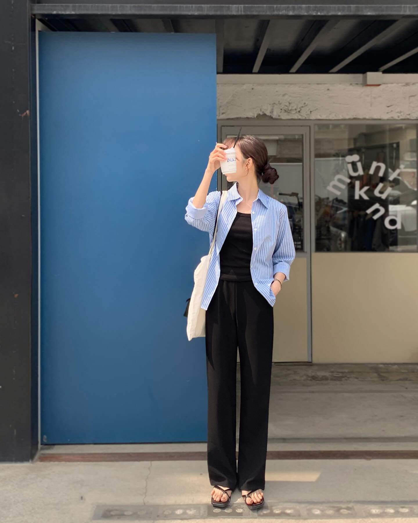 Quần Kẻ Sọc Trắng Đen Mặc Với Áo Gì? 11+ Cách Phối Sành Điệu 1 quần kẻ sọc trắng đen mặc với áo gì cho nữ