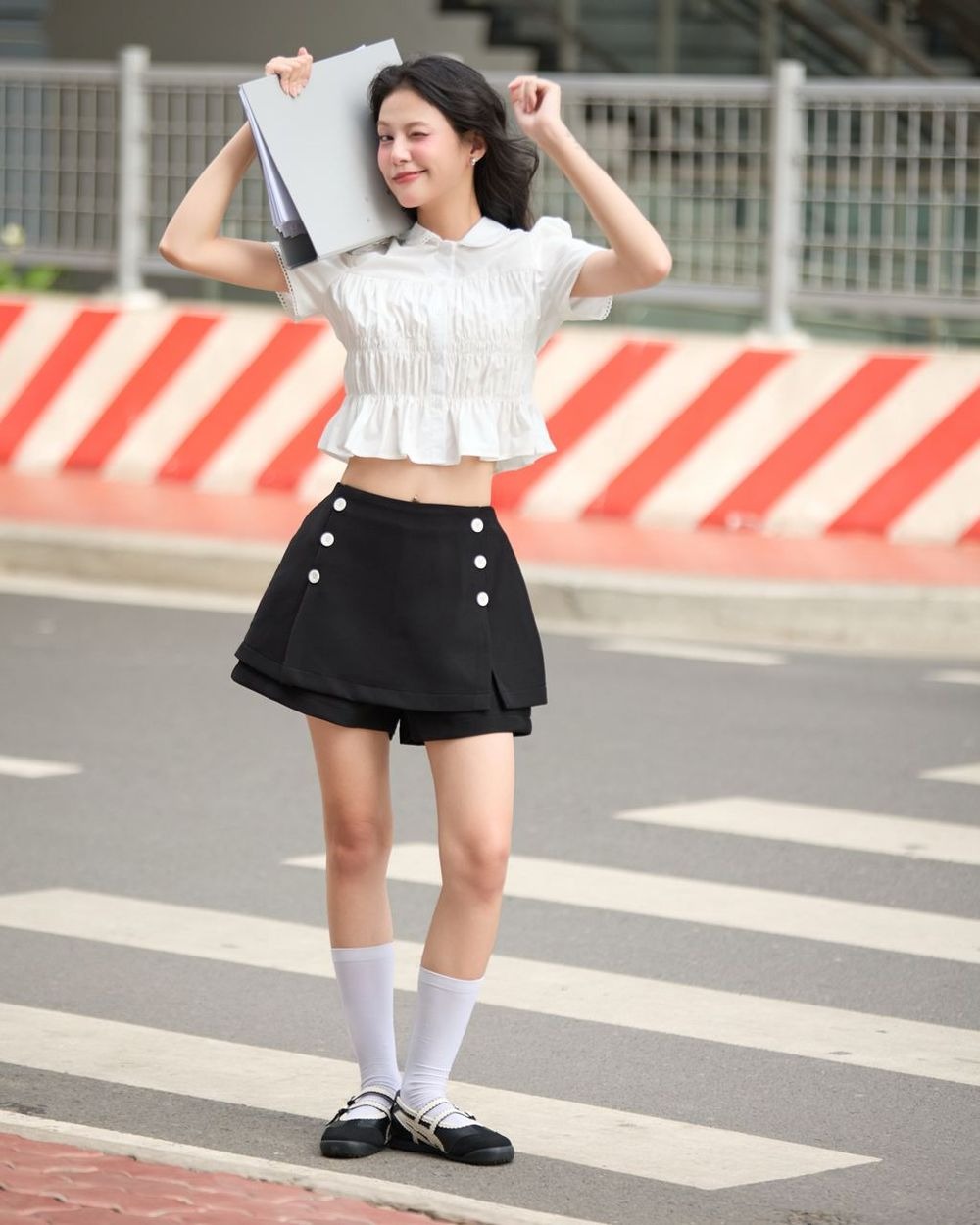 quần giả váy ngắn mặc với áo gì
