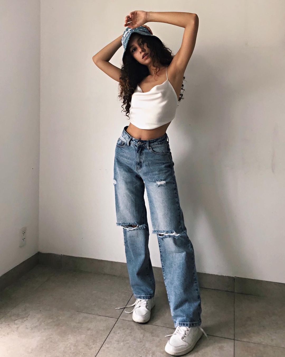 Phối đồ gen z nữ tối giản với quần jeans