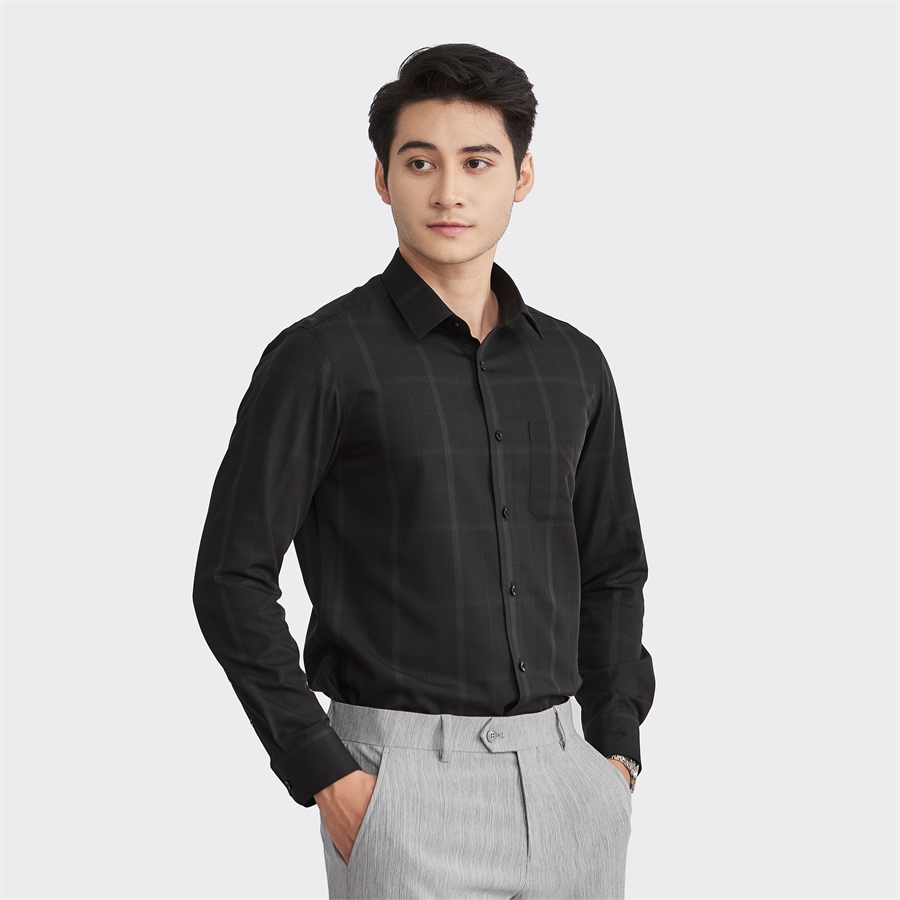 Phối đồ áo sơ mi đen và quần jean