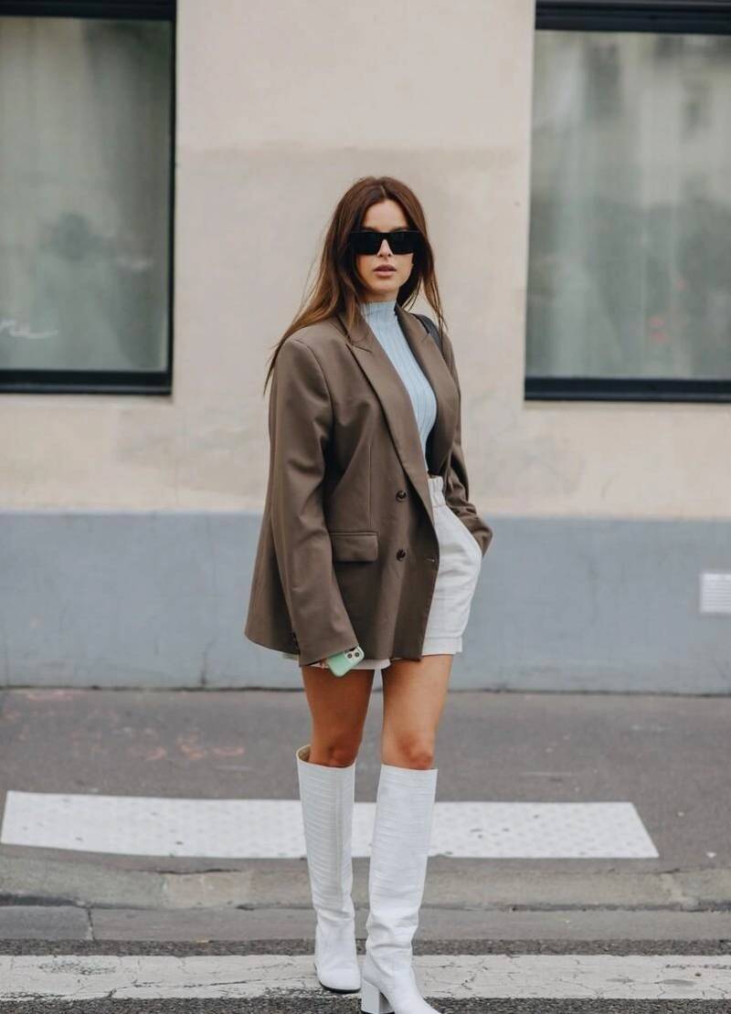 Outfit với áo cổ lọ nữ