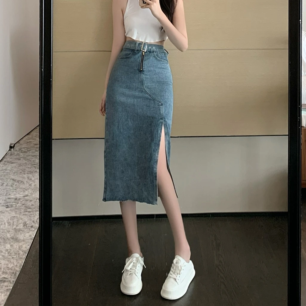 phối áo croptop hai dây với chân váy jean ngắn
