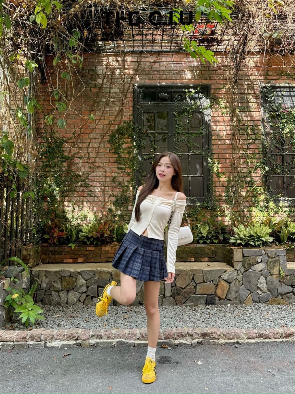 Phối đồ với chân váy xếp ly ngắn phong cách preppy