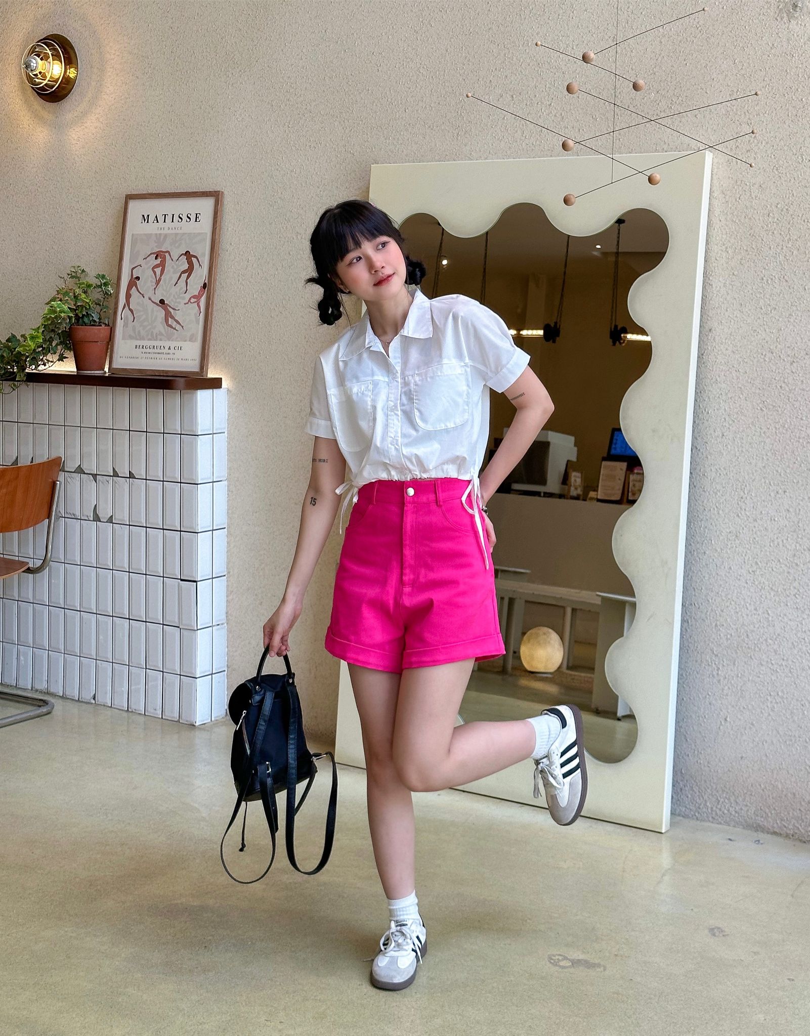 Phối áo sơ mi form rộng với quần short nữ