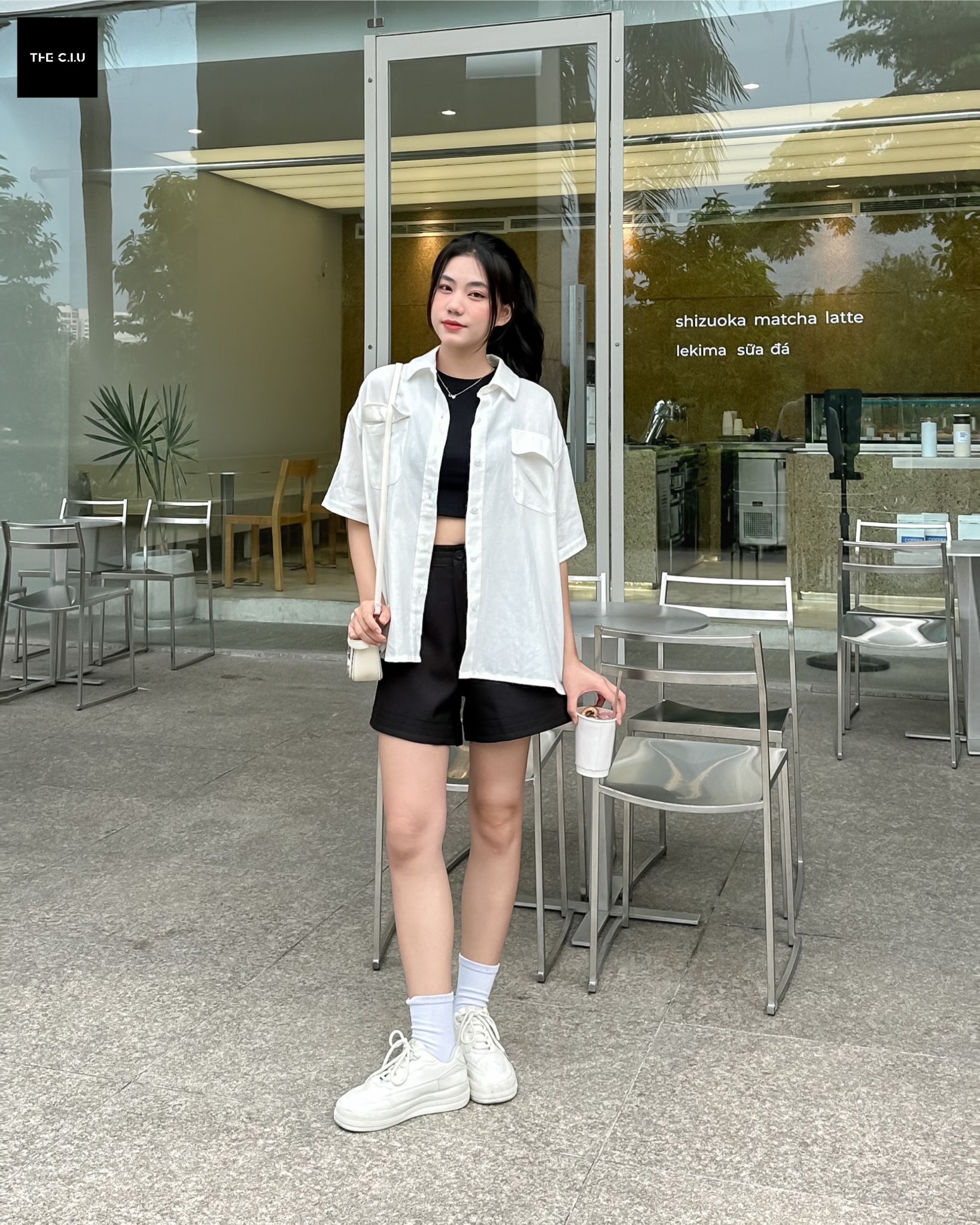 Phối giày loafer với quần short nữ
