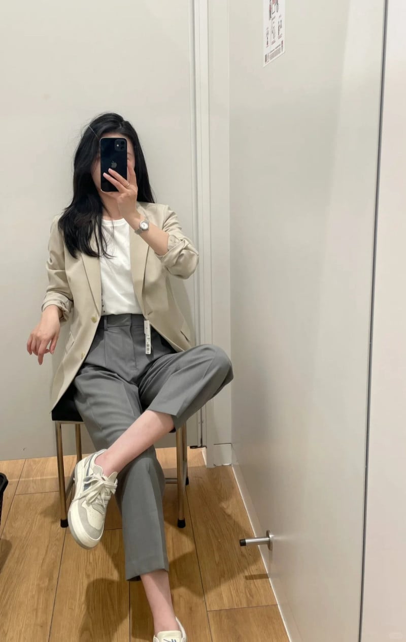 Mặc suit với giày thể thao nữ
