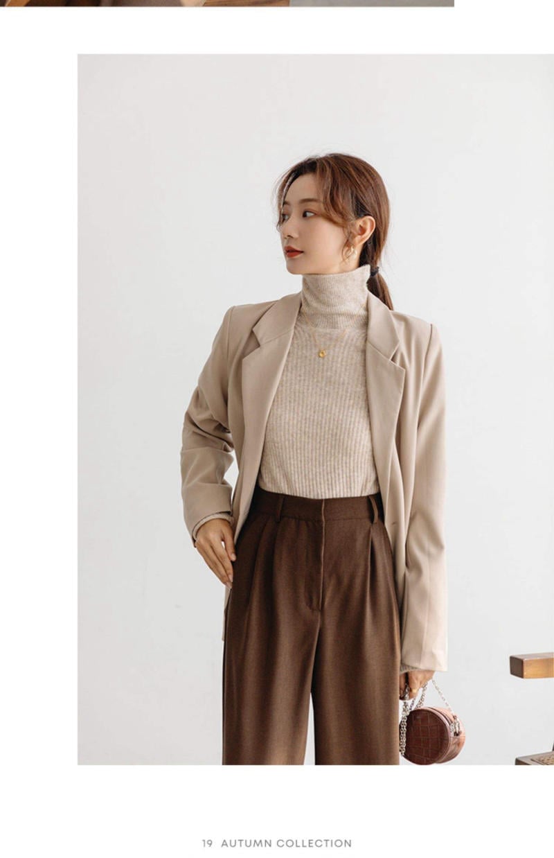 Phối áo cổ lọ với quần jean