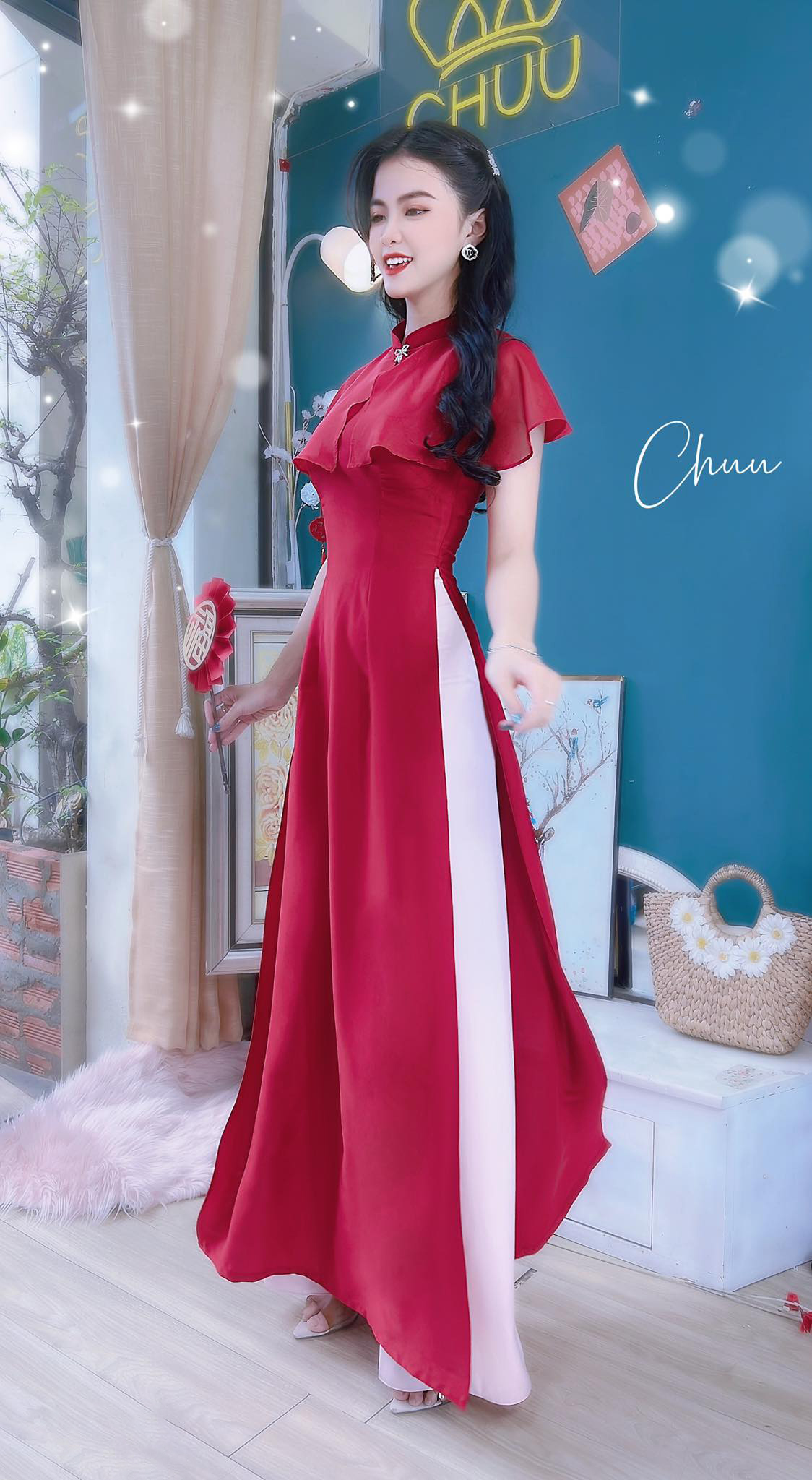 Áo dài đỏ mặc với quần đỏ ton-sur-ton