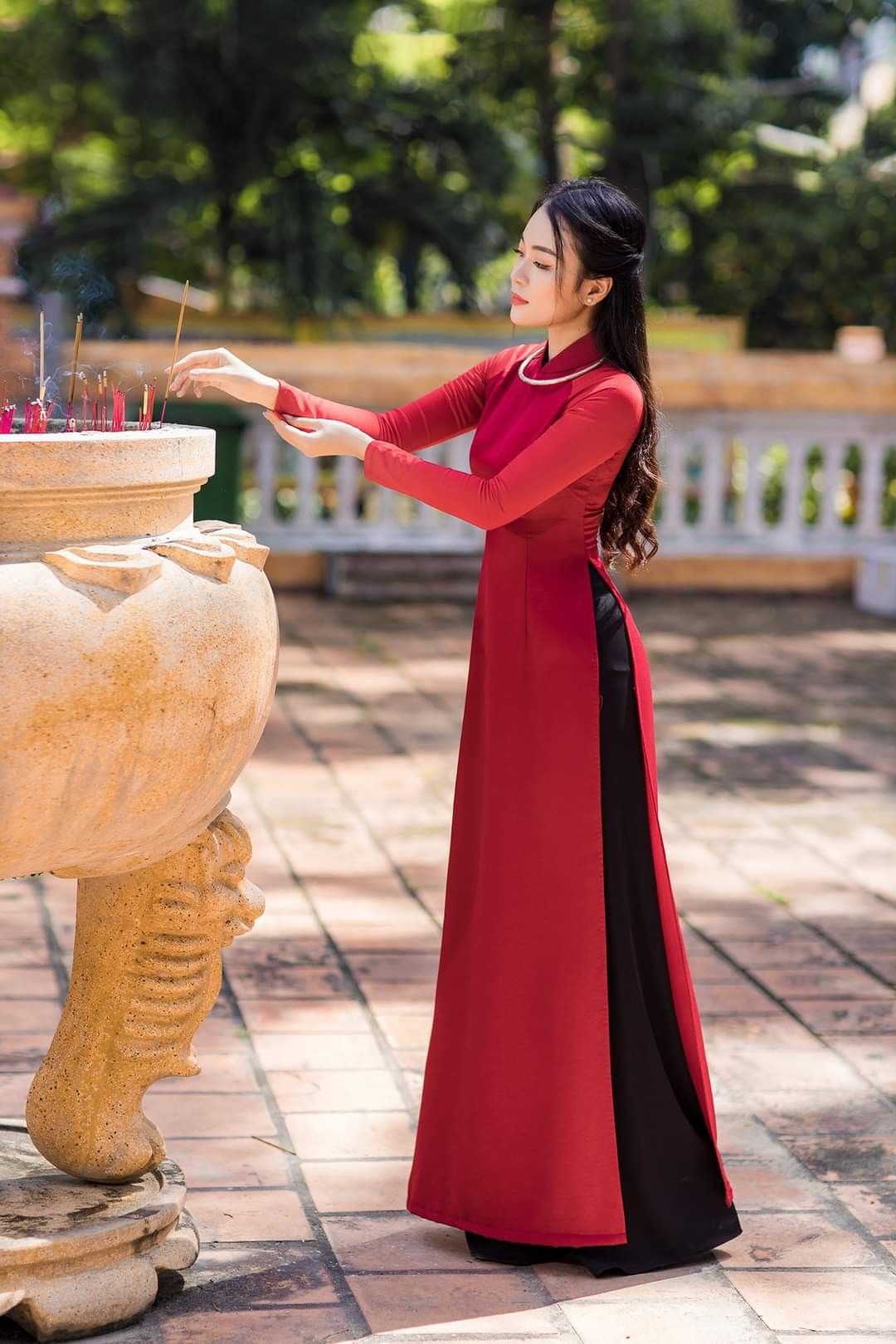 Áo dài đỏ phối quần màu vàng đồng hoàng gia