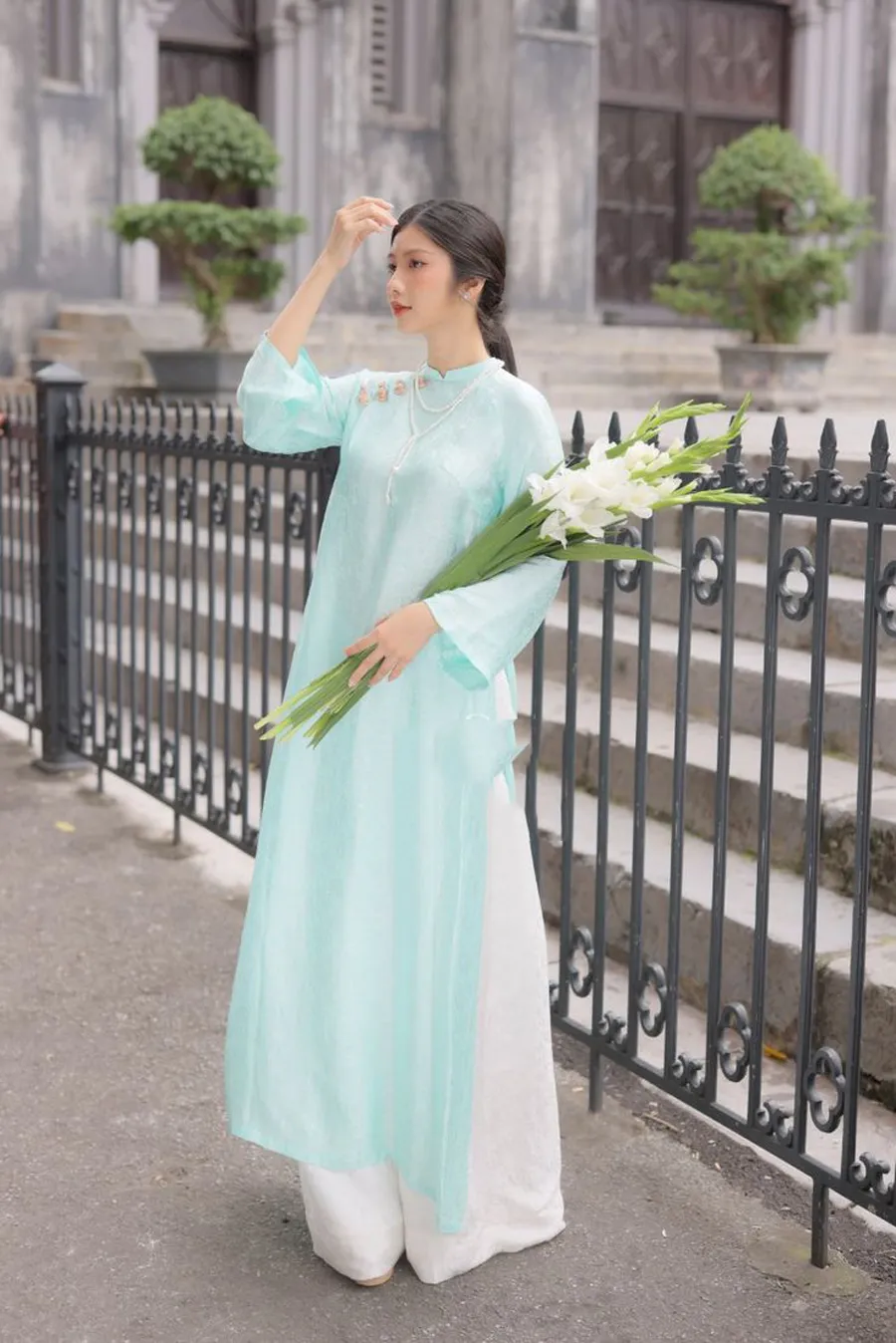 Phối đồ áo dài cách tân màu xanh ngọc