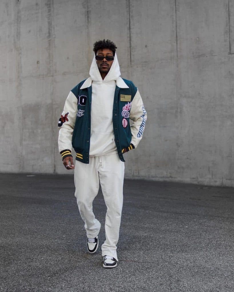 Phối áo hoodie với áo khoác bomber năng động