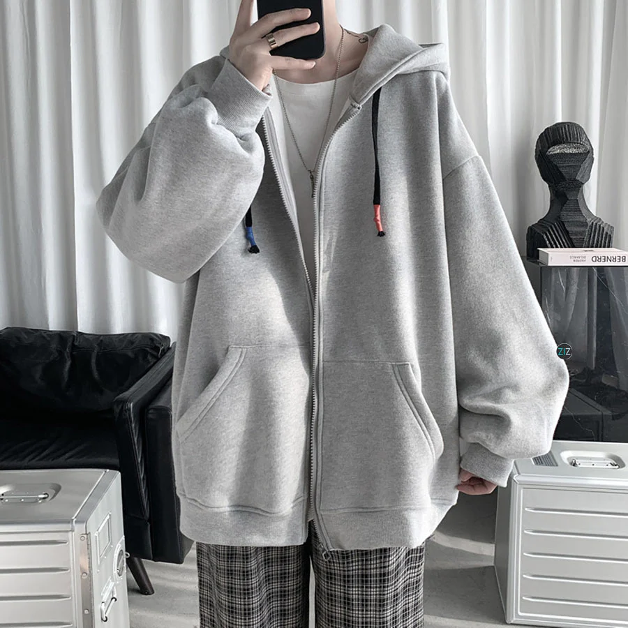 Phối áo hoodie với áo khoác jean bụi bặm