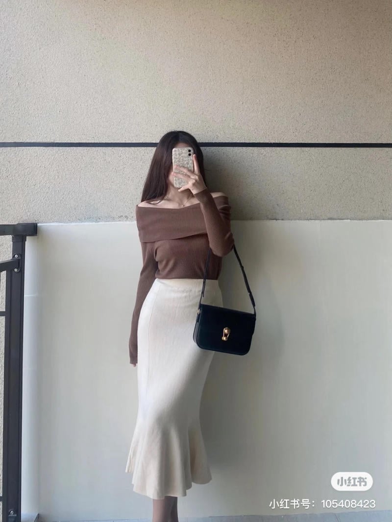 Cách phối đồ với áo trễ vai tay dài và quần jean