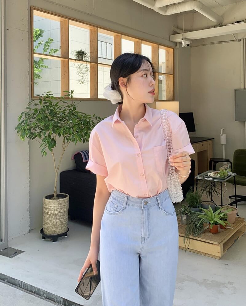 Phối áo sơ mi tay ngắn nữ với quần jean