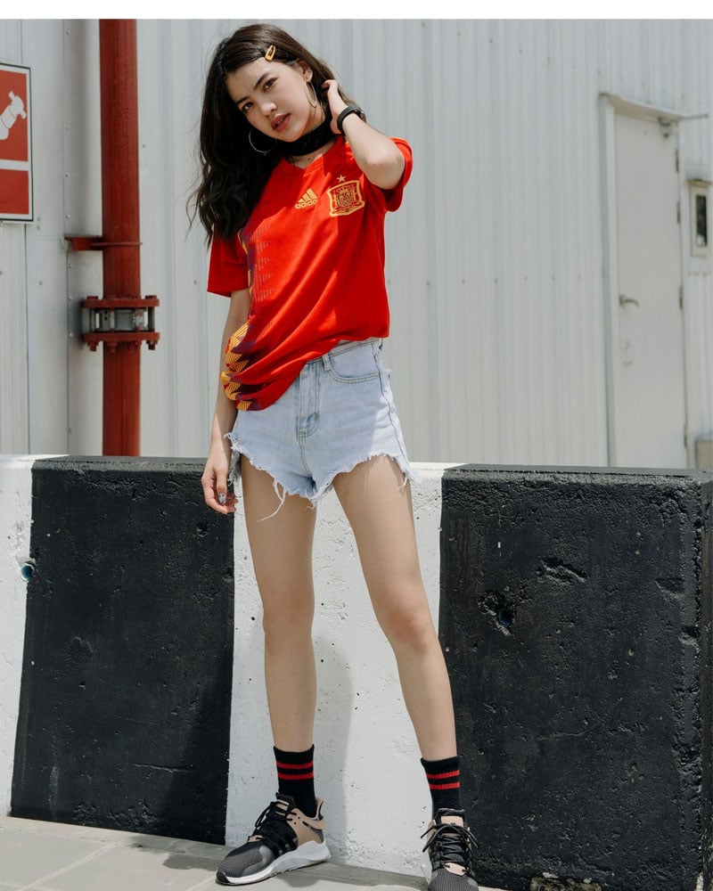 Phối đồ với giày thể thao nữ