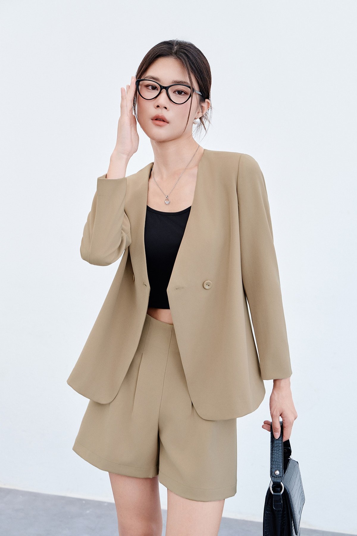 Phối đồ công sở nữ với áo vest
