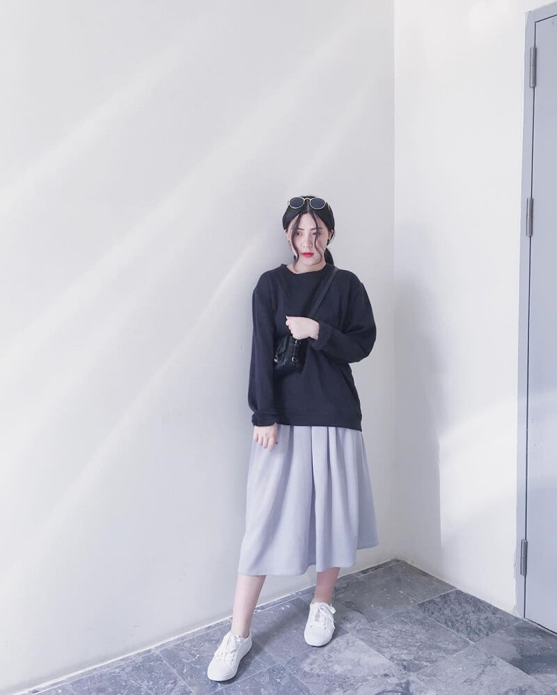 Áo sweater mặc với chân váy chữ A