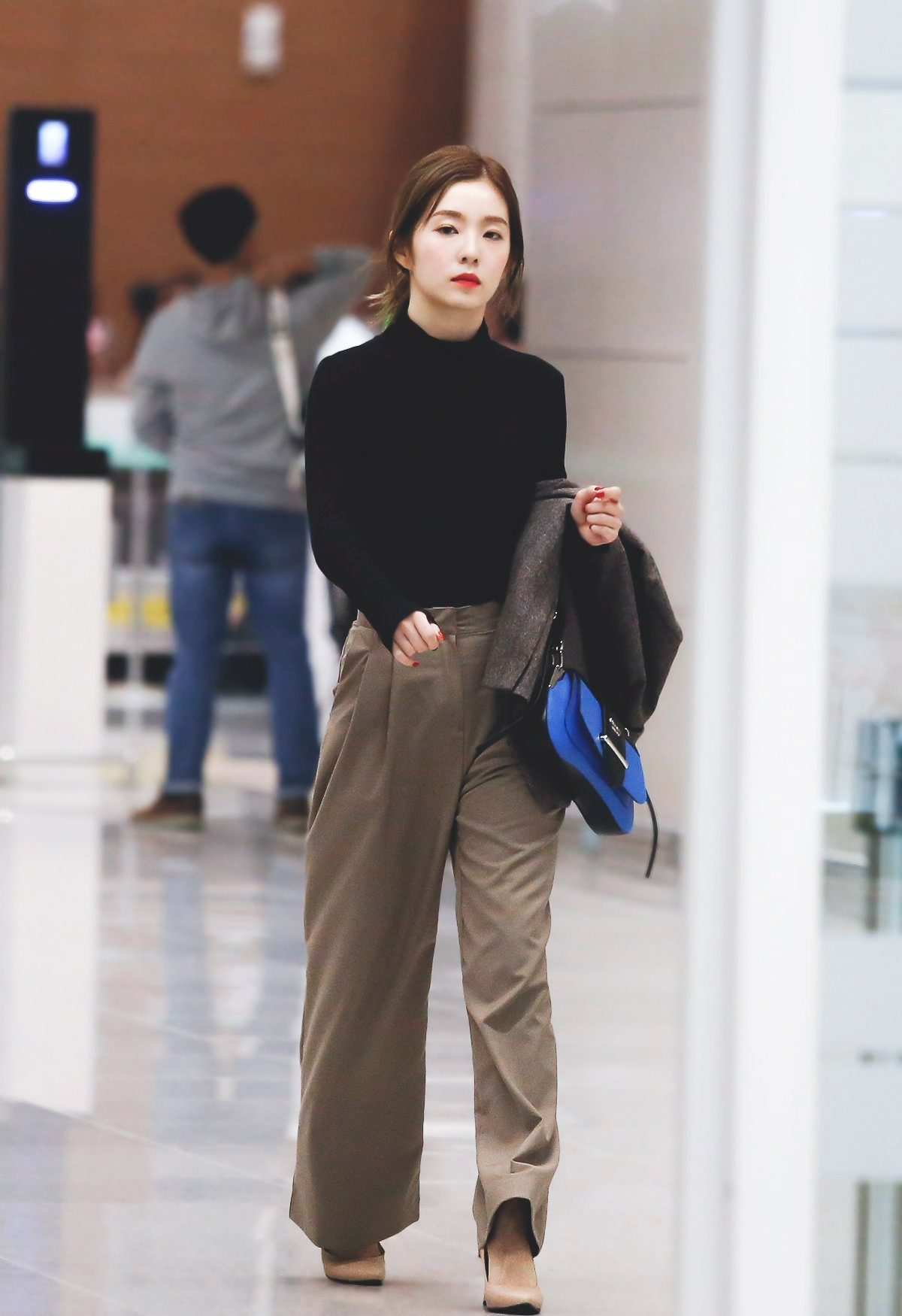 phối áo cổ lọ với blazer