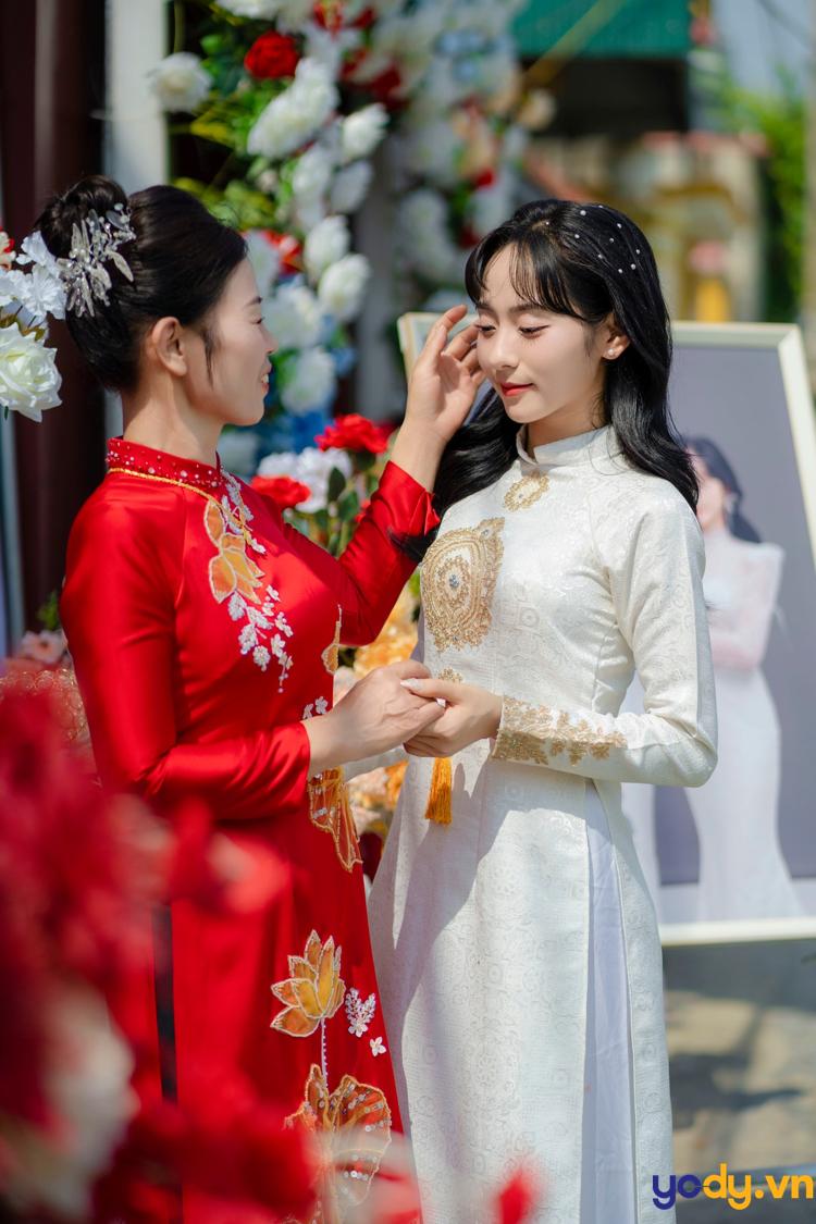 Cách mặc áo dài cho người lùn