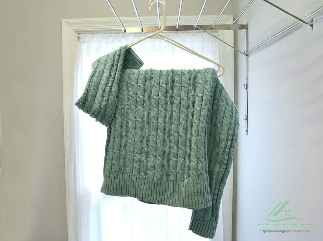 Cách vắt áo len không bị giãn