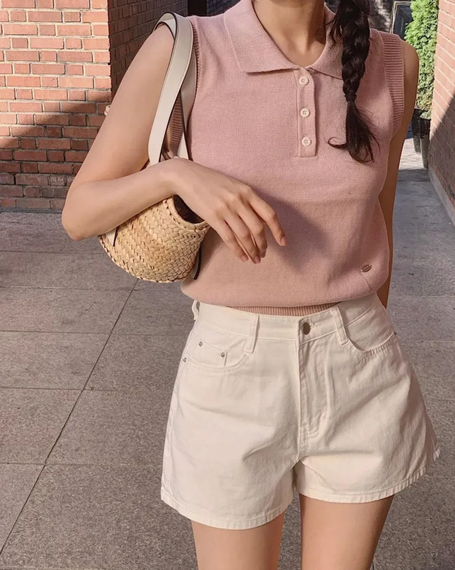 Quần short trắng mặc áo màu gì