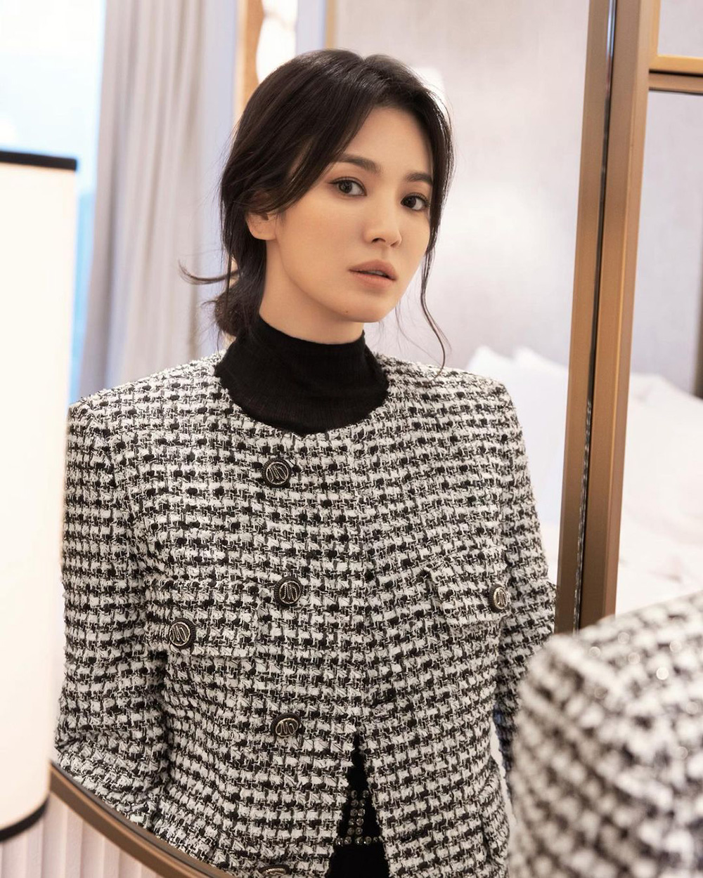 Mix áo dạ tweed dáng ngắn cùng đầm liền thân
