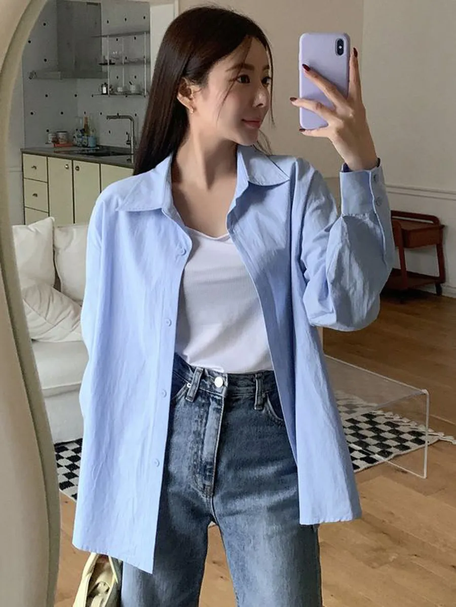 Phối đồ với áo sơ mi xanh dương nữ và chân váy dài