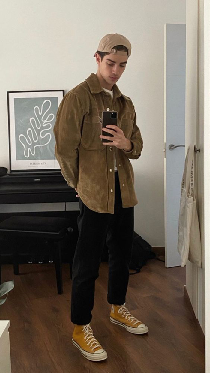 Quần jogger mang giày converse