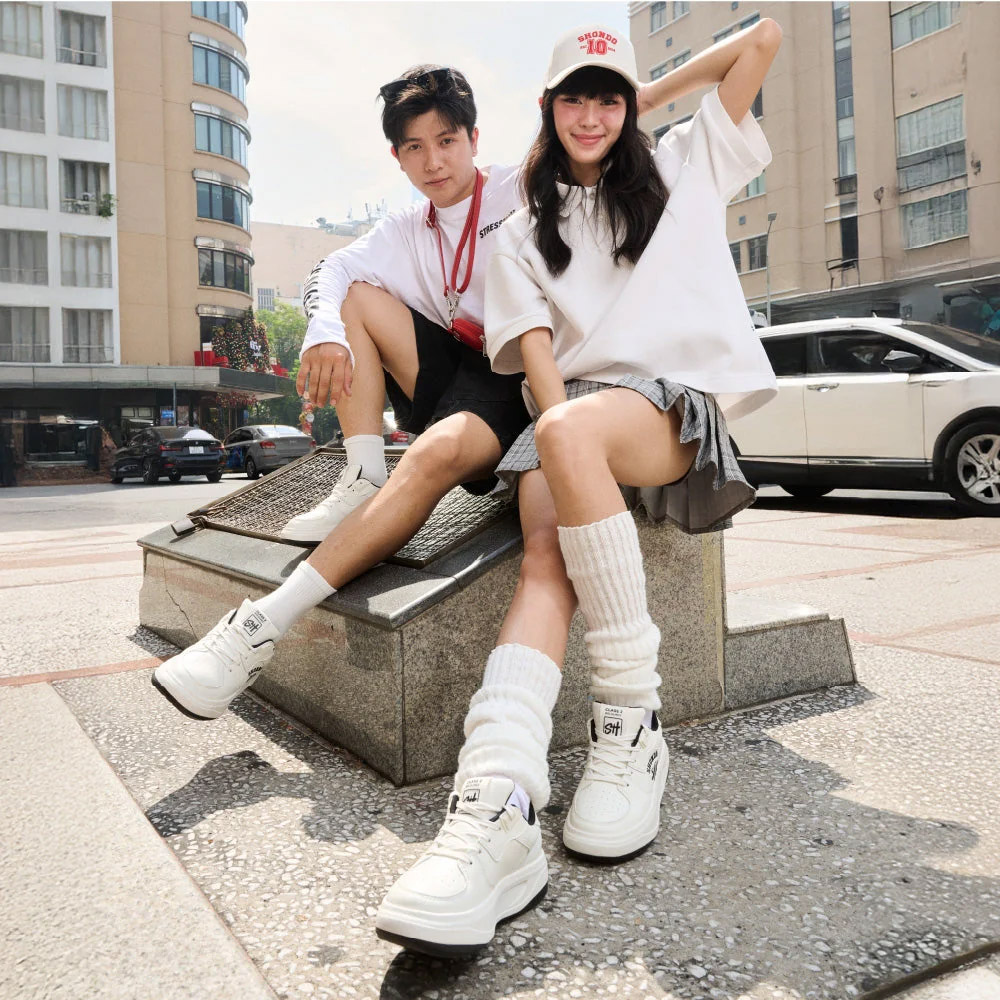 Phối đồ streetwear nam với giày trắng