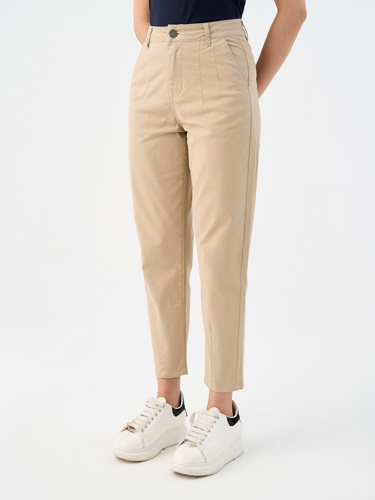 Cách phối đồ với quần kaki nữ màu be