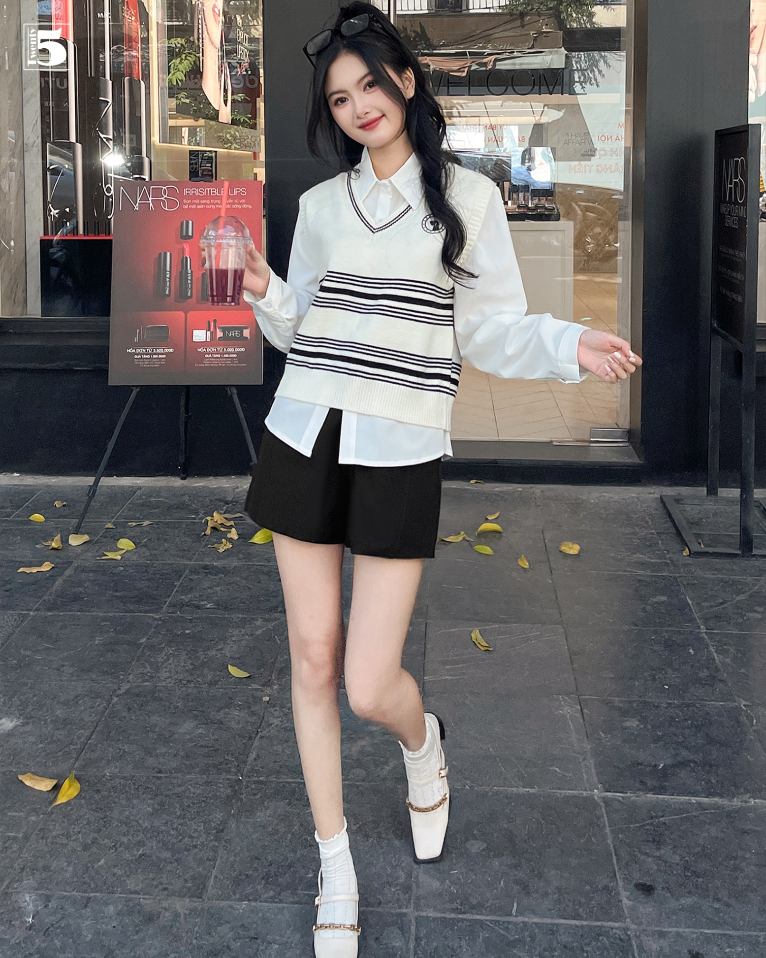Phối đồ quần short nữ mùa đông với áo khoác dài